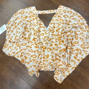 Very cute boutique top! Never worn! Size medium, fits blousy!
